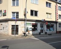 Aussenansicht mit Werbeanlagen
