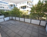 großer Balkon an Wohnraum und Küche